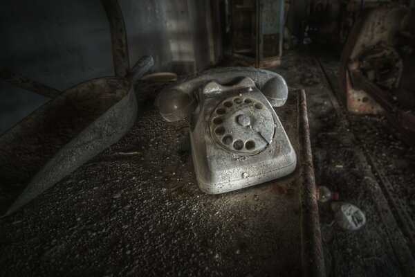Stary telefon dyskowy na ciemnym tle
