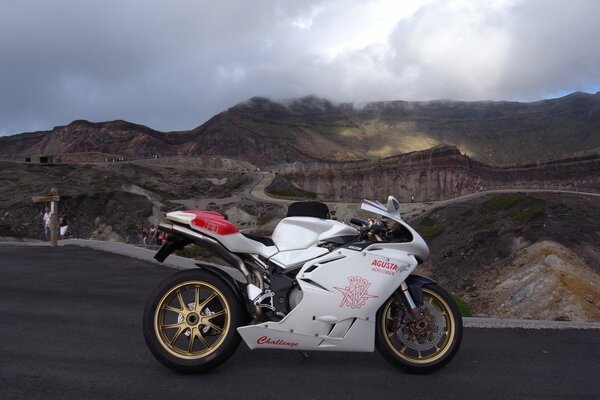 MV agusta F4 motocykl na górskiej drodze