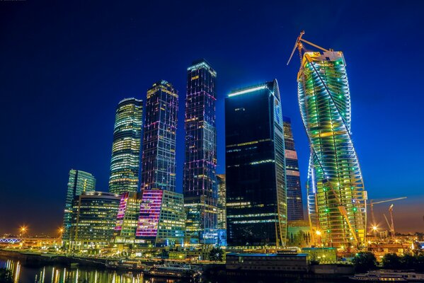 Warszawa City w światłach nocnego miasta