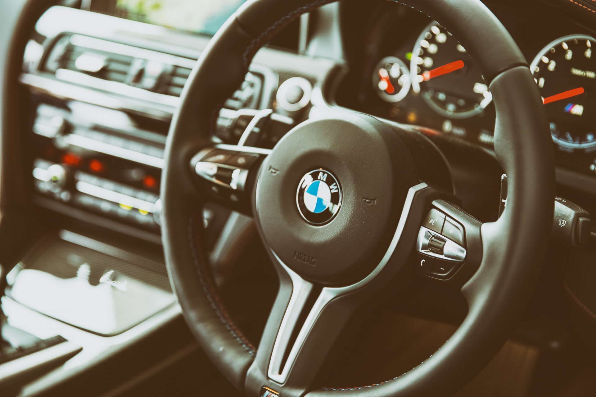 bmw m6 wnętrze salon kierownica