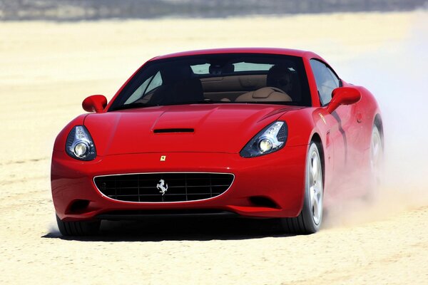 Czerwone Ferrari w ruchu na pustyni