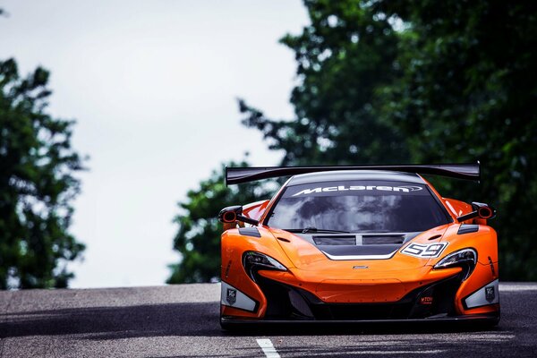 Widok Z Przodu McLaren 650s na asfaltowej drodze