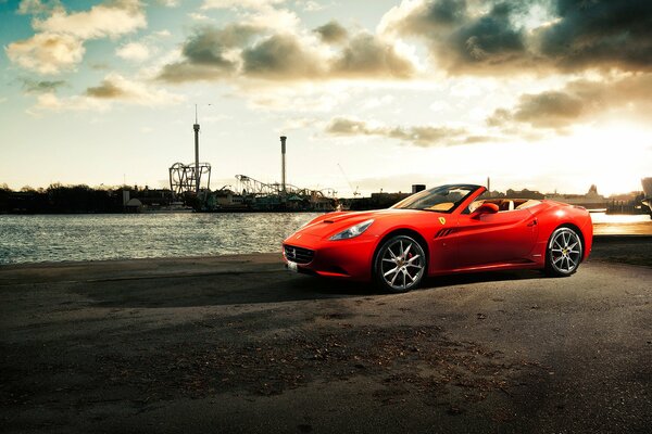 Ferrari California na molo nad rzeką