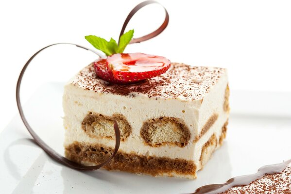 Ciasto tiramisu z kremem truskawkowym