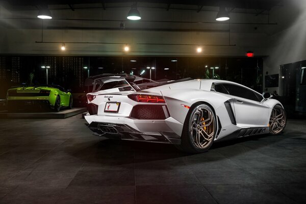 Biały samochód LP700-4 novitec torado. lamborghini aventador