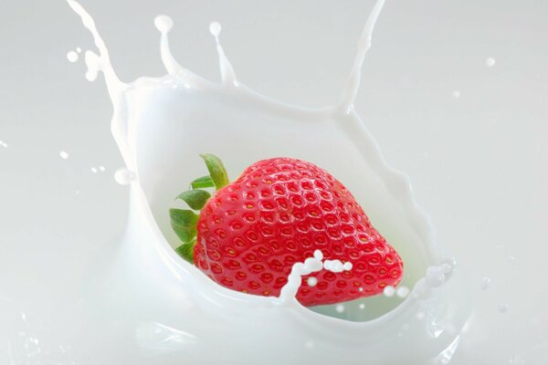 Truskawki w mleku z posypką