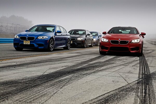 Kilka samochodów BMW jeździ po drifcie trxse