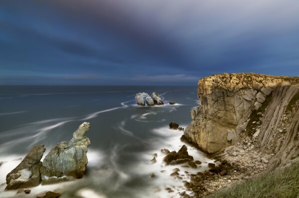 Klif w mroj z błękitnym niebem