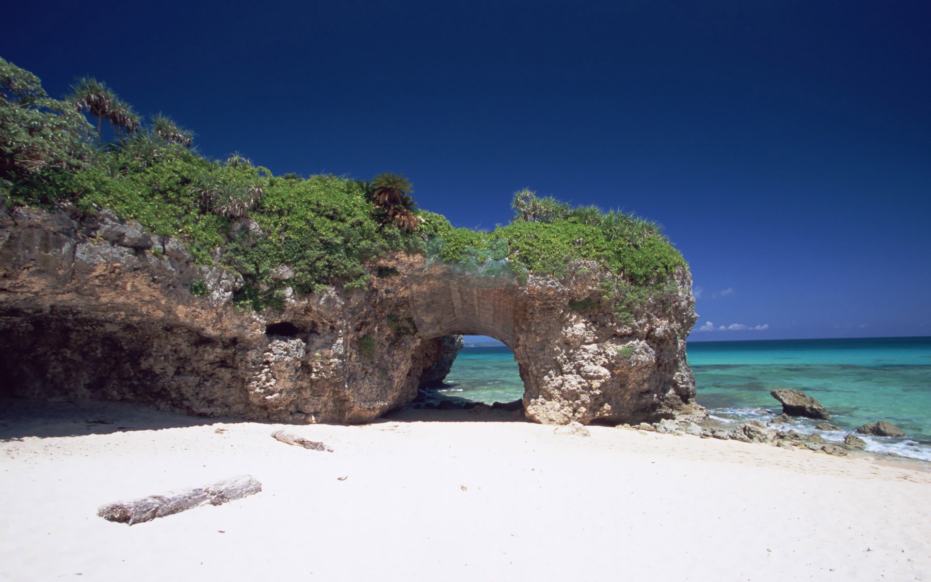japonia okinawa plaża morze ocean piasek łuk skały skały zieleń