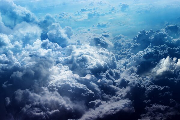 Chmury cirrus na błękitnym niebie