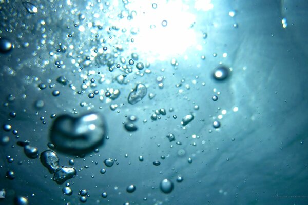 Bąbelki w błękitnej głębokiej wodzie