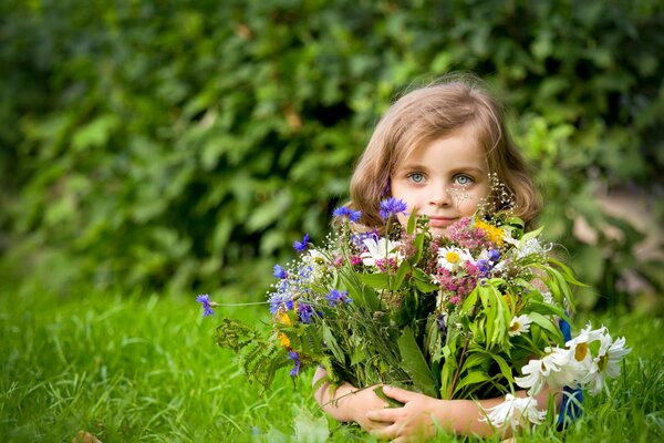 Dziewczyna zebrała bukiet polnych kwiatów
