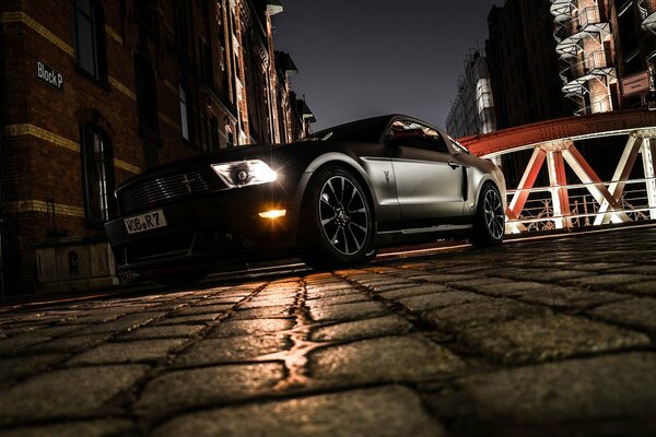 Matowy Mustang, wieczorne ulice miasta
