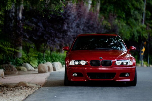 Czerwonyә samochód BMW E46