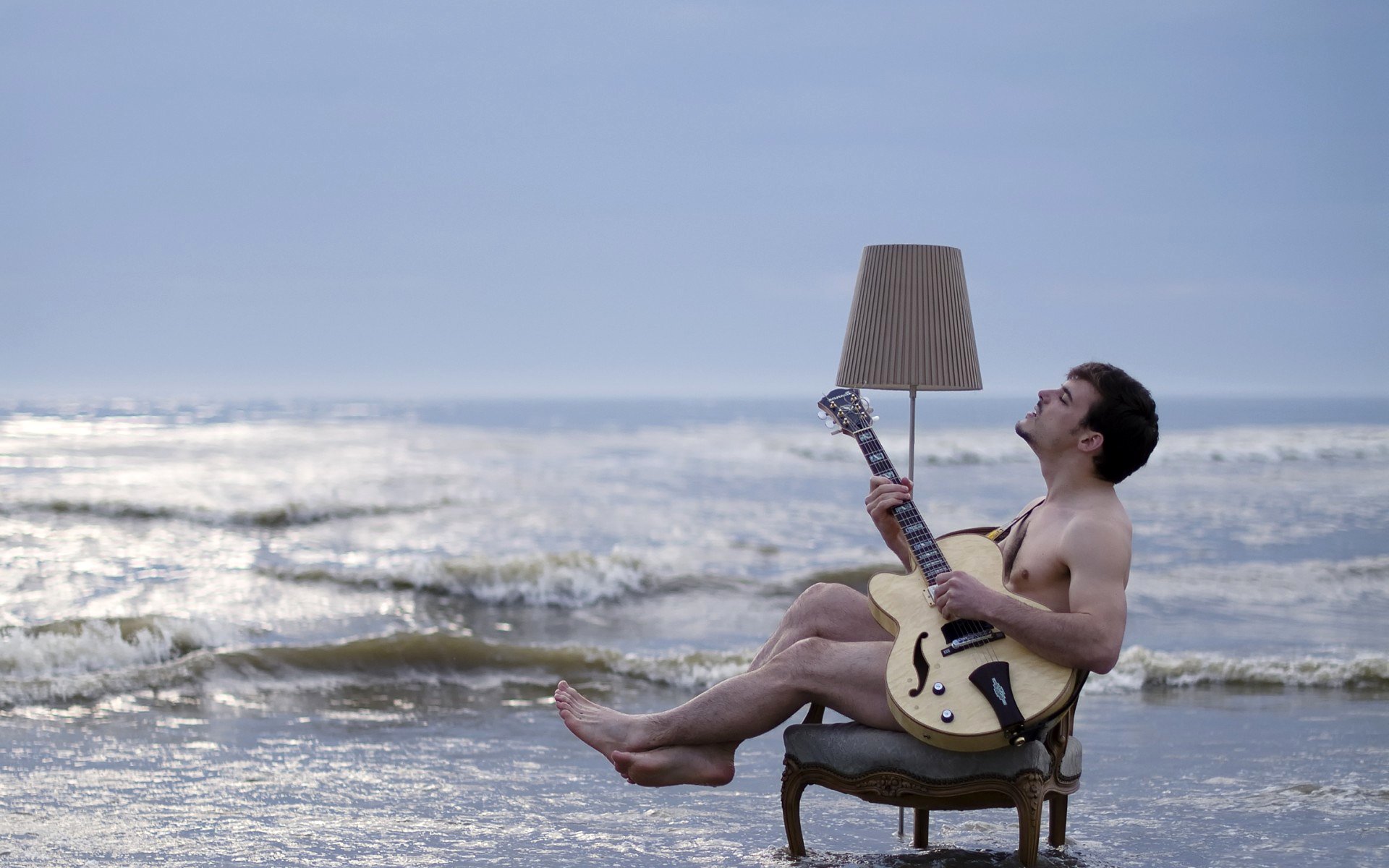 sytuacja nastrój morze brzeg surfowanie krzesło krzesło gitara lampa podłogowa muzyka