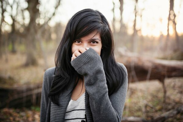 Brunetka zakrywa usta ręką