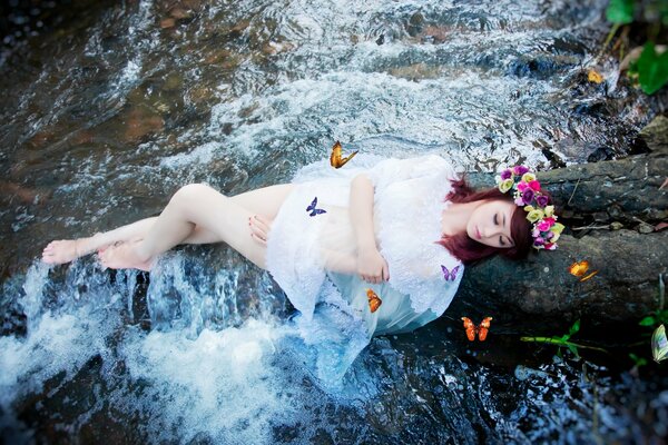 Dziewczyna z motylami nad rzeką