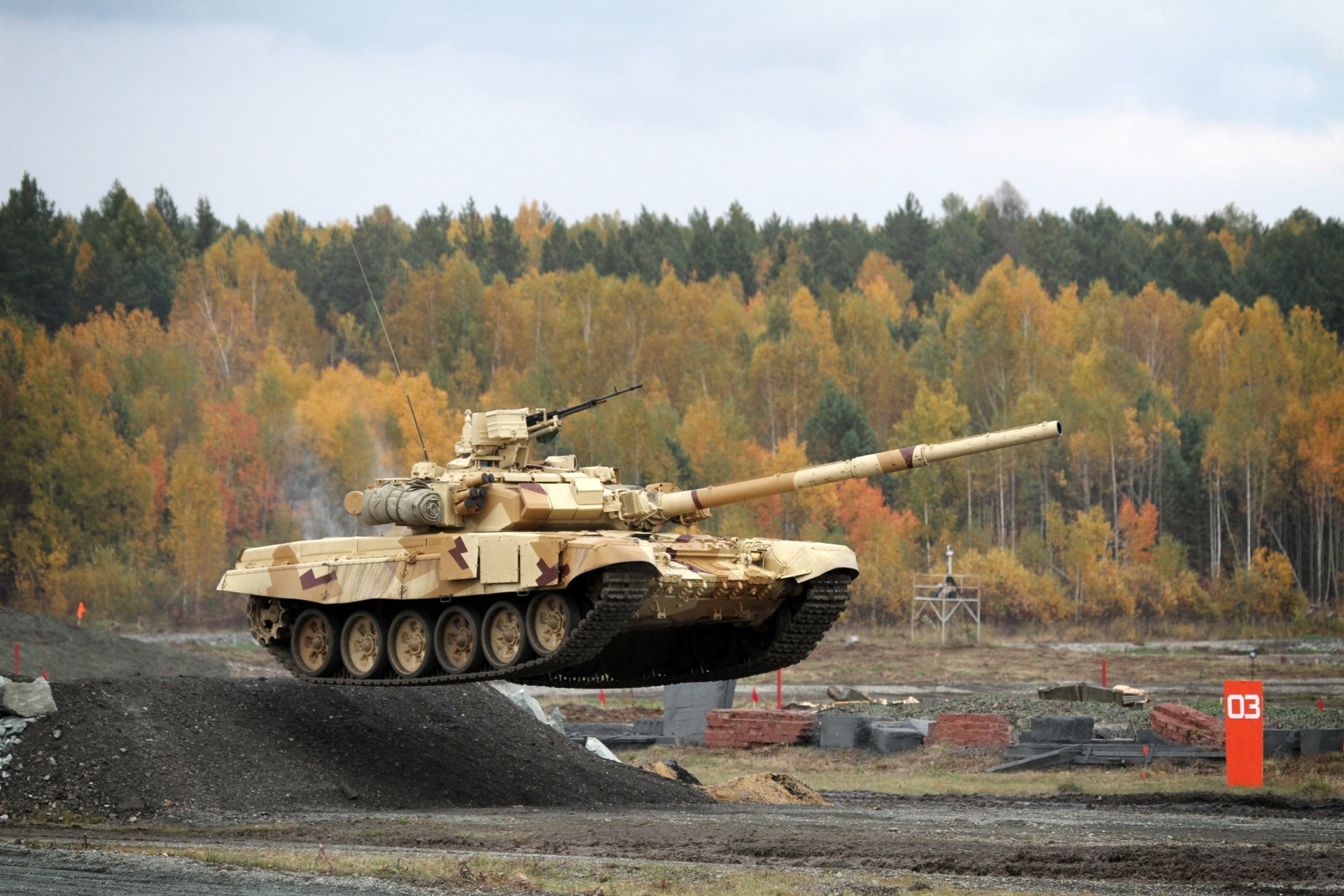 czołg t-90s t-90 uvz rosja broń expo 2013 las skocznia skok lot