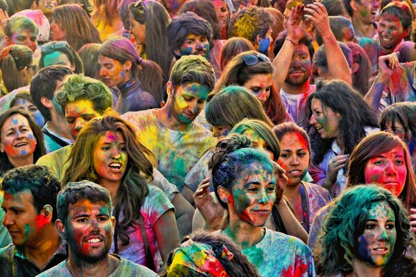 Wesoły tłum na festiwalu Holi
