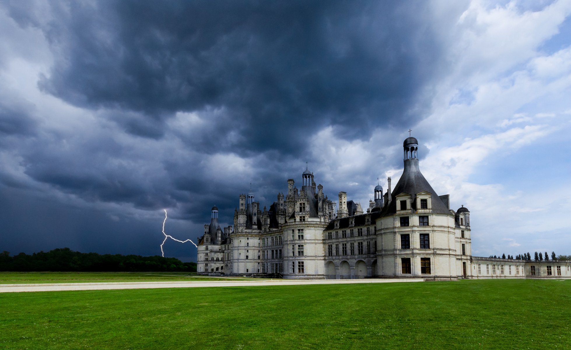 francja zamek w chambord zamek w chambord zamek niebo chmury burza błyskawica