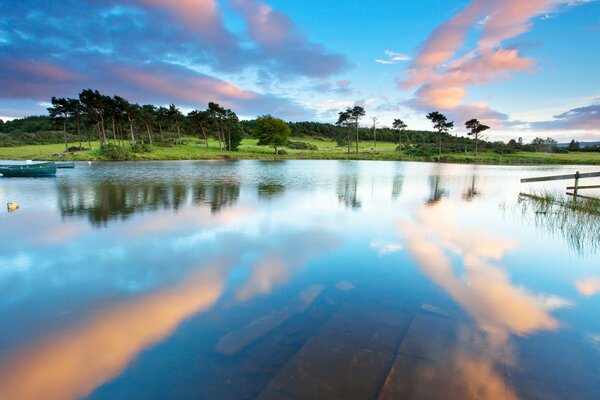 Letni krajobraz chmury w wodzie 